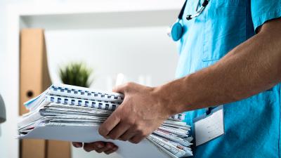 Klinikmitarbeiter trägt Dokumente