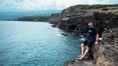 Frederik Schramm an einer Klippe am Meer auf der Insel La Réunion