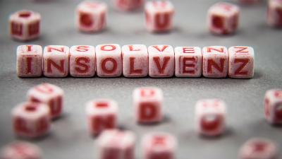 Das Wort "Insolvenz", dargestellt mit roten Buchstabenwürfeln