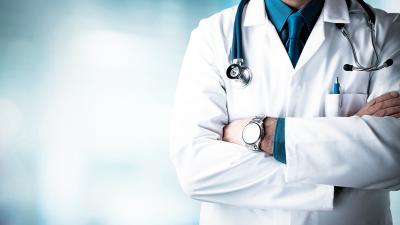 Arzt mit verschränkten Armen 