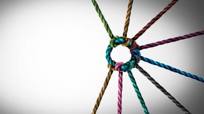 verschiedenfarbite Seile mit Knoten