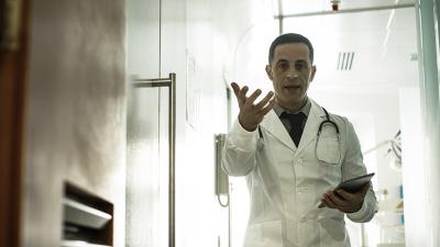 Wütender, unsympathischer Arzt im Krankenhausflur