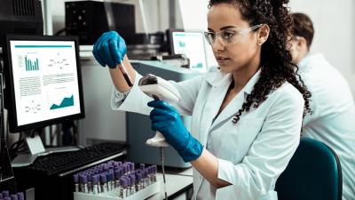 Junge Ärztin im Labor bei Blutuntersuchung