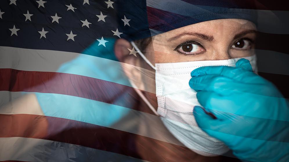 Ärztin mit medizinischer Maske vor USA-Flagge