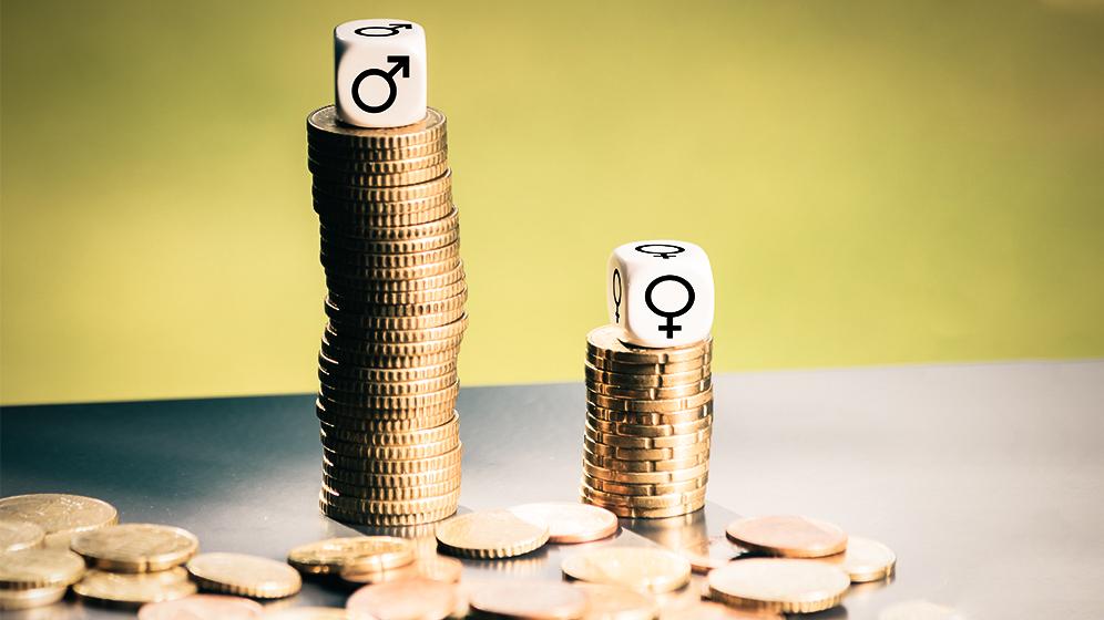 Symbolbild Gender Pay Gap: Zwei Stapel mit Münzen und den Symbolen für Männlich und Weiblich