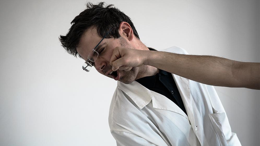 Arzt wird mit der Faust geschlagen