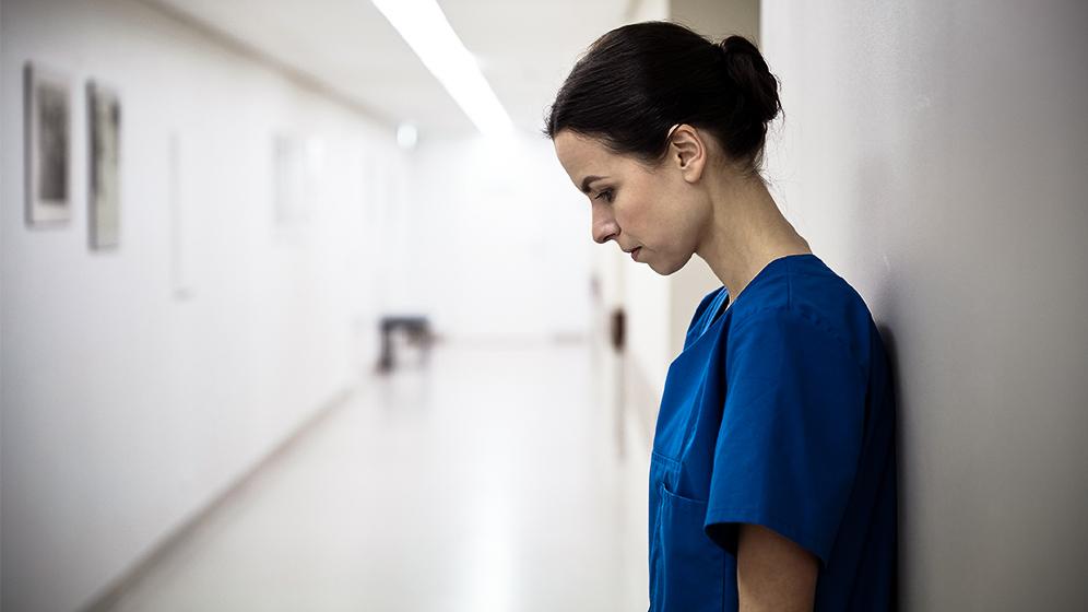 traurige junge Ärztin im Krankenhaus