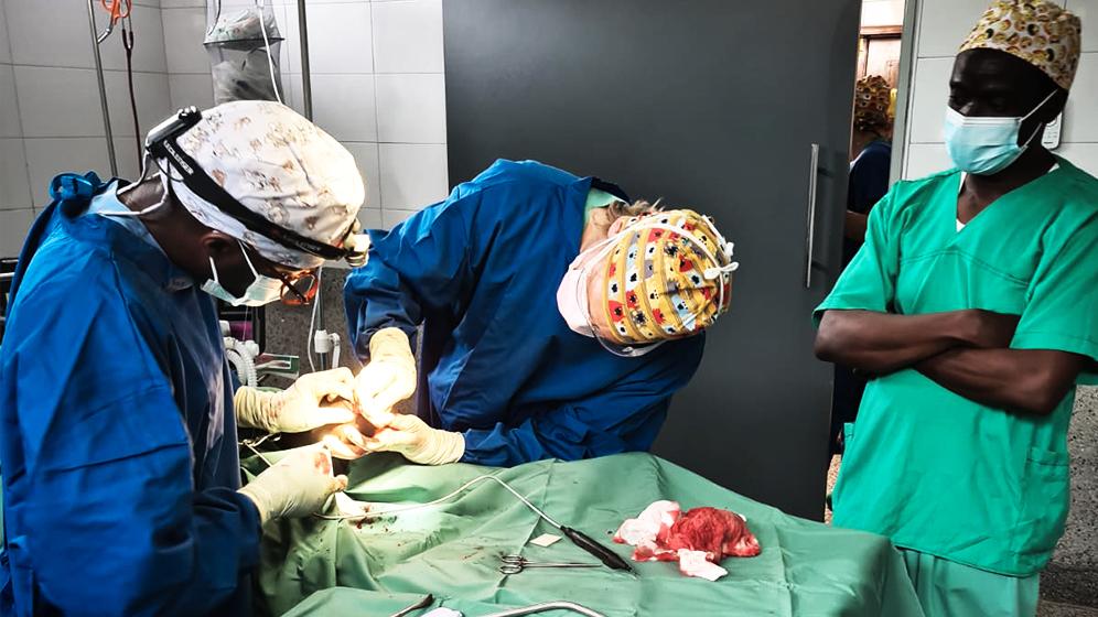 Ob Säureattacken oder Verbrennungsopfer: Wie ein plastischer Chirurg in Uganda hilft