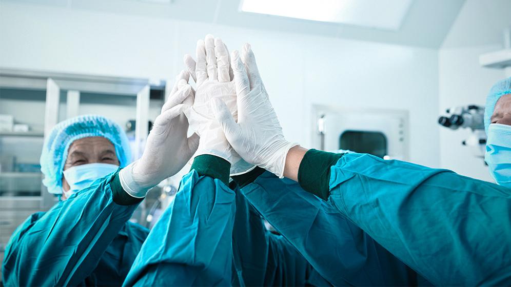 Ein Team von Ärztinnen und Ärzten im OP